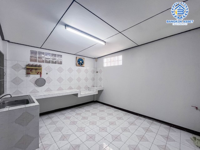 *****ทาวน์เฮ้าส์มือสอง ม.ซื่อตรง รัตนาธิเบศร์ เนื้อที่กว้าง 31 ตร.ว. ฟังก์ชัน 2 ห้องนอน 2 ห้องน้ำ 1 ที่จอดรถ ภายในสภาพเยี่ยม ตั้งบนทำเลเดินทางสะดวก เข้า-ออกได้ทั้ง ถนนราชพฤกษ์ ถนนติวานนท์ ใกล้เซ็นทรัลรัตนาธิเบศร์ เชื่อมต่อโครงการรถไฟฟ้าสายสีม่วง "สถานีไทรม้า" และทางด่วน "งามวงศ์วาน"